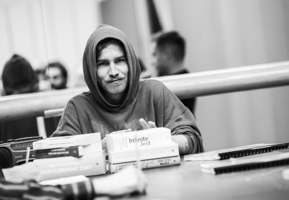 NIEWYCZERPANY ŻART – próby: Kamil Białaszek (reżyser). Fot. Marta Ankiersztejn