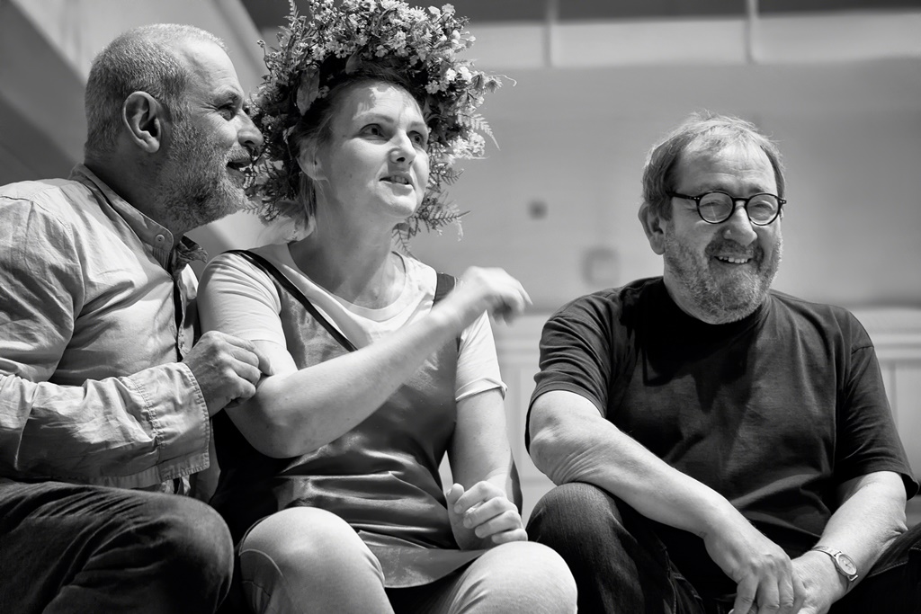 Próby do przedstawienia NIKT – Krzysztof Stelmaszyk (Tejgalach), Ewa Konstancja Bułhak (Klemensea), Mariusz Benoit (Chefec). Fot. Yato Photography Próby do przedstawienia NIKT – Krzysztof Stelmaszyk (Tejgalach), Ewa Konstancja Bułhak (Klemensea), Mariusz Benoit (Chefec). Fot. Yato Photography