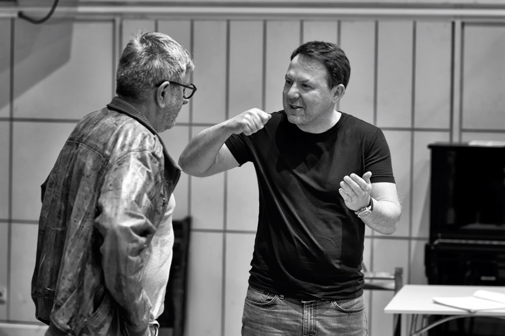 Próby do przedstawienia NIKT – Jerzy Radziwiłowicz (Szukra), Artur Tyszkiewicz – reżyser. Fot. Yato Photography Próby do przedstawienia NIKT – Jerzy Radziwiłowicz (Szukra), Artur Tyszkiewicz – reżyser. Fot. Yato Photography