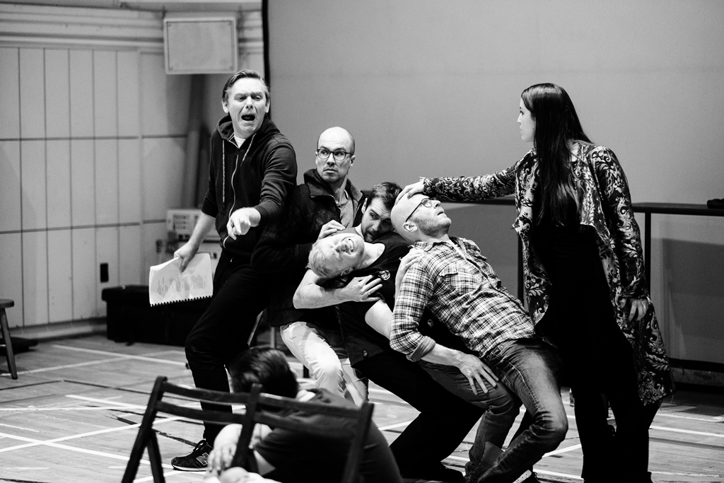Próby do OPOWIEŚCI ZIMOWEJ: Oskar Hamerski (Leontes), Paweł Paprocki (Wielmoża sycylijski), Jakub Gawlik (Wielmoża sycylijski), Kacper Matula (Wielmoża sycylijski), Bartłomiej Bobrowski (Antygonus), Justyna Kowalska (Paulina). Fot. Bartek Warzecha Próby do OPOWIEŚCI ZIMOWEJ: Oskar Hamerski (Leontes), Paweł Paprocki (Wielmoża sycylijski), Jakub Gawlik (Wielmoża sycylijski), Kacper Matula (Wielmoża sycylijski), Bartłomiej Bobrowski (Antygonus), Justyna Kowalska (Paulina). Fot. Bartek Warzecha