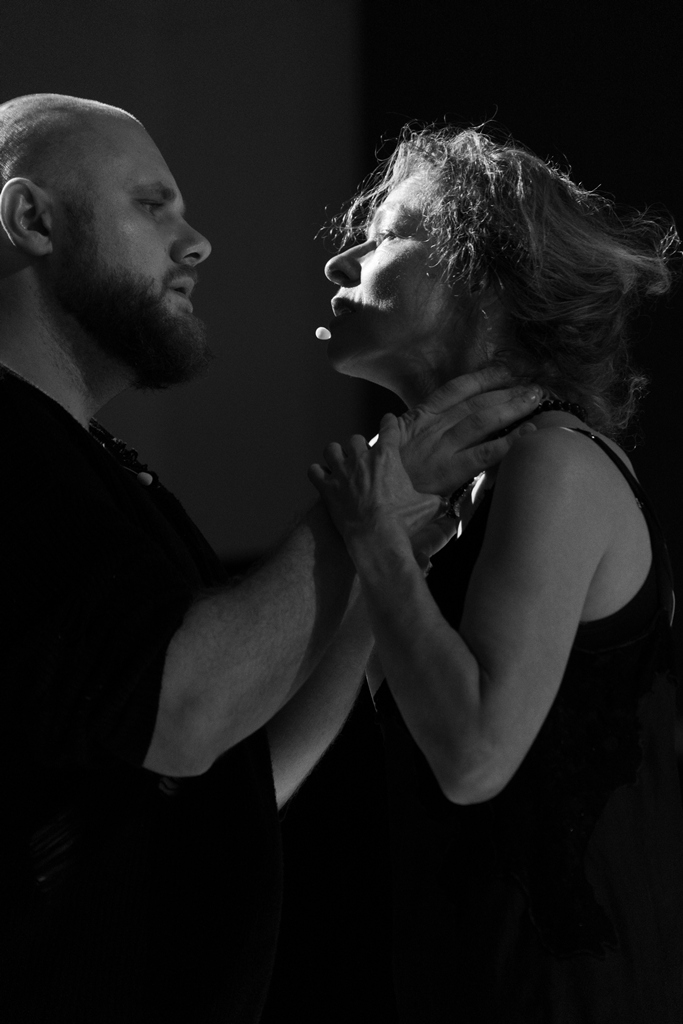 ORESTEJA wg scenariusza i w reżyserii Luka Percevala – próby: Robert Czerwiński (Agamemnon, Orestes), Aleksandra Justa (Klitajmestra). Fot. Mariia Shulga ORESTEJA wg scenariusza i w reżyserii Luka Percevala – próby: Robert Czerwiński (Agamemnon, Orestes), Aleksandra Justa (Klitajmestra). Fot. Mariia Shulga