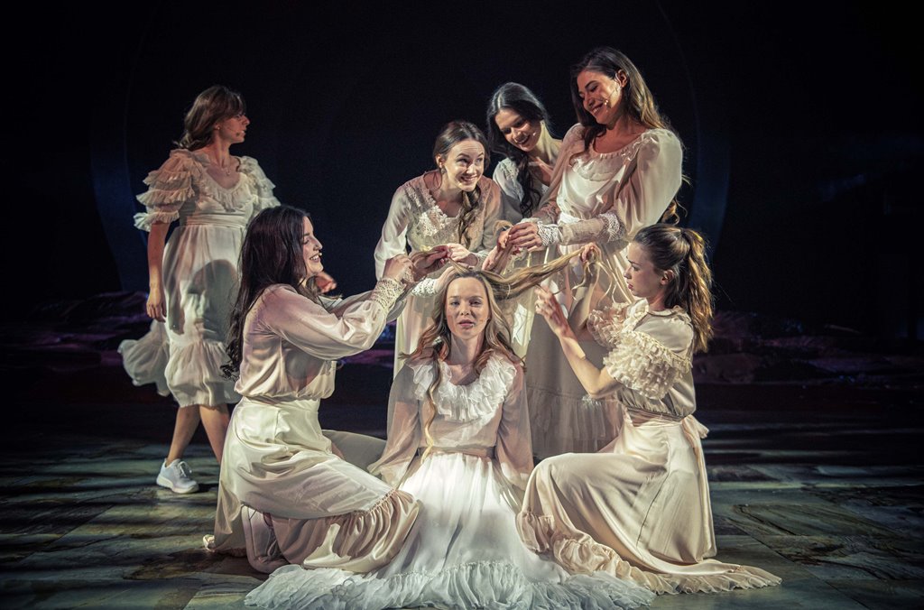 Marta Wągrocka (Marion), Justyna Kowalska (Blanche), Katarzyna Pośpiech (Rosamunda), Michalina Łabacz (Miranda), Anna Bieżyńska (Lily), Zuzanna Saporznikow (Irma), Paulina Szostak (Edyta). Fot. Magda Hueckel