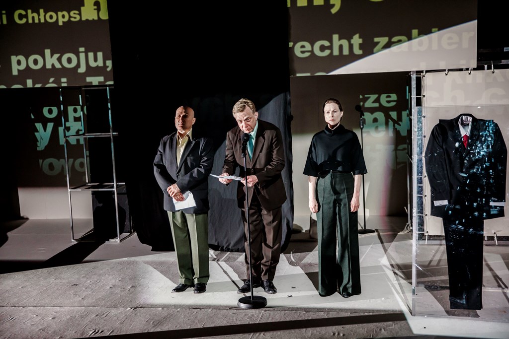 Paweł Tołwiński (Sekretarz), Arkadiusz Janiczek (Minister), Aleksandra Justa (Helene Weigel). Fot. Krzysztof Bieliński 