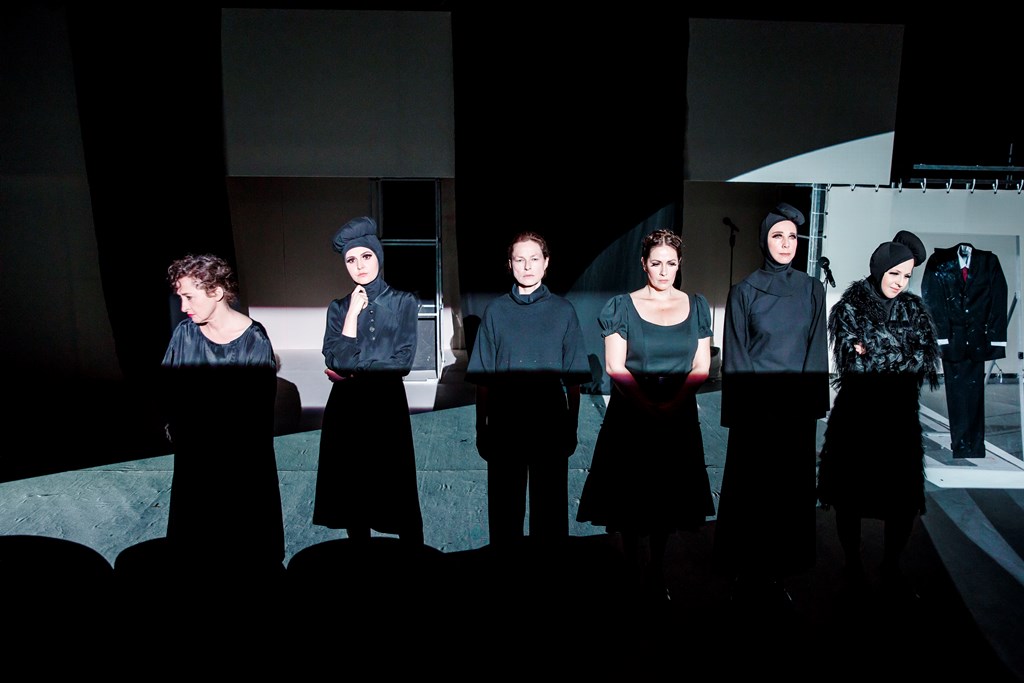 Beata Fudalej (Ruth Berlau), Joanna Gryga (Isot Kilian), Aleksandra Justa (Helene Weigel), Joanna Kwiatkowska-Zduń (Käthe Reichel), Magdalena Warzecha (Elisabeth Hauptmann), Monika Dryl (Maria Eich). Fot. Krzysztof Bieliński