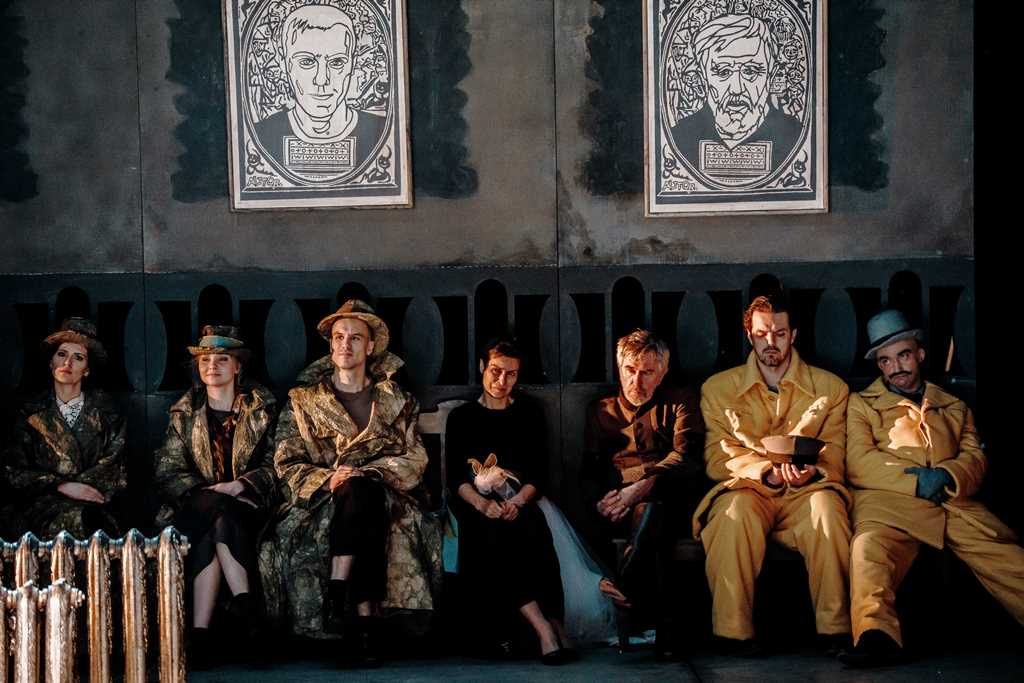 Joanna Gryga (Druhna), Paulina Korthals (Druhna), Paweł Paprocki (Nosił), Danuta Stenka (Matka/Mania), Jerzy Radziwiłowicz (Ojciec), Robert Jarociński (Szef policji), Marcin Przybylski (Kanclerz). Fot. Krzysztof Bieliński 