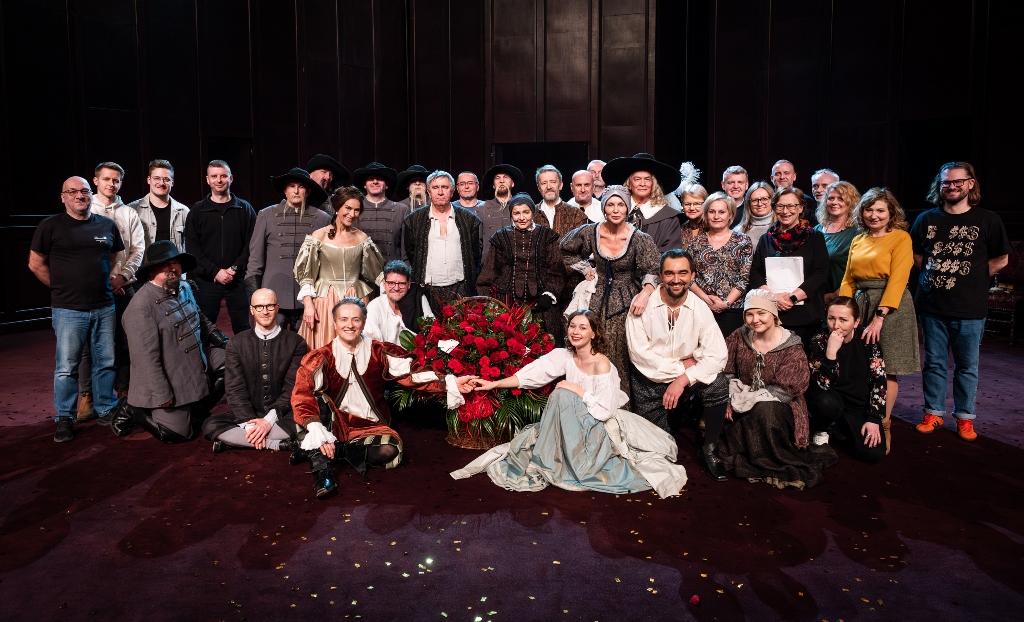 Zespół po pożegnalnym (227.) przedstawieniu TARTUFFE’A Molière’a w reżyserii Jacques’a Lassalle’a | 3 marca 2024. Fot. Marta Ankiersztejn Zespół po pożegnalnym (227.) przedstawieniu TARTUFFE’A Molière’a w reżyserii Jacques’a Lassalle’a | 3 marca 2024. Fot. Marta Ankiersztejn