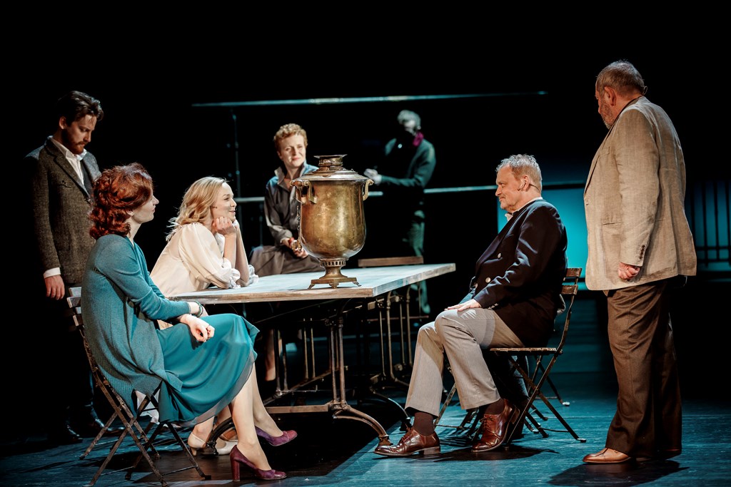 Piotr Kramer (Nikołaj Tuzenbach), Wiktoria Gorodeckaja (Masza), Michalina Łabacz (Irina), Dominika Kluźniak (Olga), Karol Pocheć (Wasilij Solony), Jan Frycz (Aleksandr Wierszynin), Mariusz Benoit (Iwan Czebutykin). Fot. Krzysztof Bieliński 