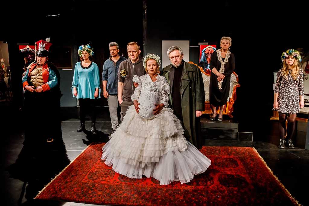 Mariusz Benoit (Widmo), Anna Ułas (Frania), Piotr Grabowski (Major), Arkadiusz Janiczek (Jan), Dominika Kluźniak (Zosia), Jerzy Radziwiłowicz (Graf), Anna Seniuk (Ciotunia), Paulina Korthals (Ania). Fot. Krzysztof Bieliński Mariusz Benoit (Widmo), Anna Ułas (Frania), Piotr Grabowski (Major), Arkadiusz Janiczek (Jan), Dominika Kluźniak (Zosia), Jerzy Radziwiłowicz (Graf), Anna Seniuk (Ciotunia), Paulina Korthals (Ania). Fot. Krzysztof Bieliński