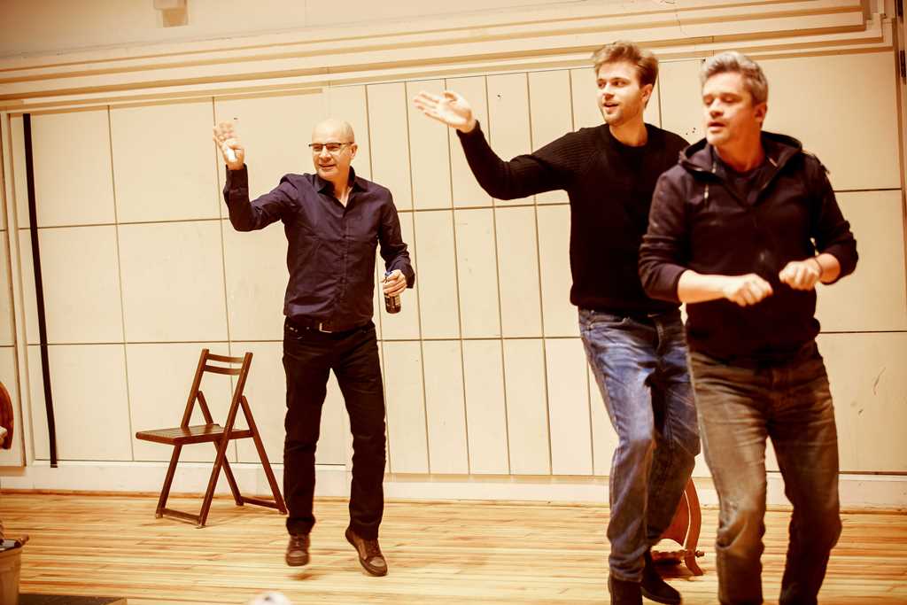 Próby do UŁANÓW: Piotr Cieplak (reżyser), Hubert Paszkiewicz (Lubomir), Piotr Grabowski (Major). Fot. Krzysztof Bieliński Próby do UŁANÓW: Piotr Cieplak (reżyser), Hubert Paszkiewicz (Lubomir), Piotr Grabowski (Major). Fot. Krzysztof Bieliński