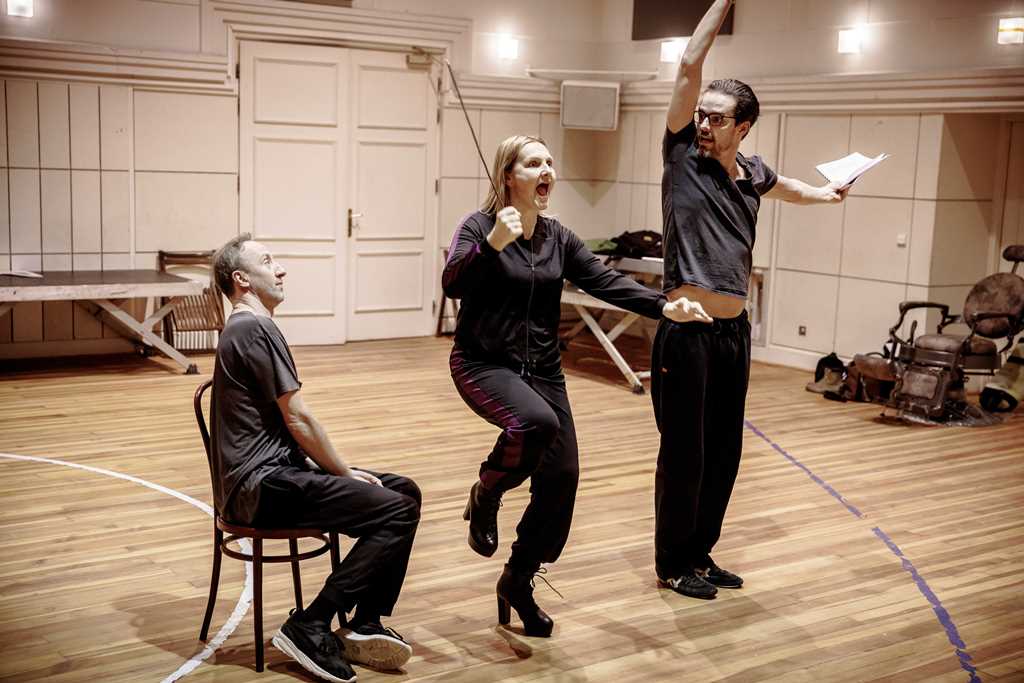 Cezary Kosiński (Woyzeck), Ewa Konstancja Bułhak (Kobieta – z brodą), Robert Jarociński (Żołnierz – Zygmunt Żółty Ptak). Fot. Krzysztof Bieliński Cezary Kosiński (Woyzeck), Ewa Konstancja Bułhak (Kobieta – z brodą), Robert Jarociński (Żołnierz – Zygmunt Żółty Ptak). Fot. Krzysztof Bieliński
