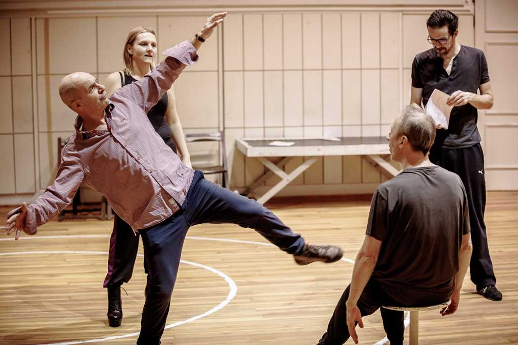 Piotr Cieplak – reżyser, Ewa Konstancja Bułhak (Kobieta, Kobieta z Brodą), Cezary Kosiński (Woyzeck), Robert Jarociński (Żołnierz, Zygmunt Żółty Ptak). Fot. Krzysztof Bieliński Piotr Cieplak – reżyser, Ewa Konstancja Bułhak (Kobieta, Kobieta z Brodą), Cezary Kosiński (Woyzeck), Robert Jarociński (Żołnierz, Zygmunt Żółty Ptak). Fot. Krzysztof Bieliński