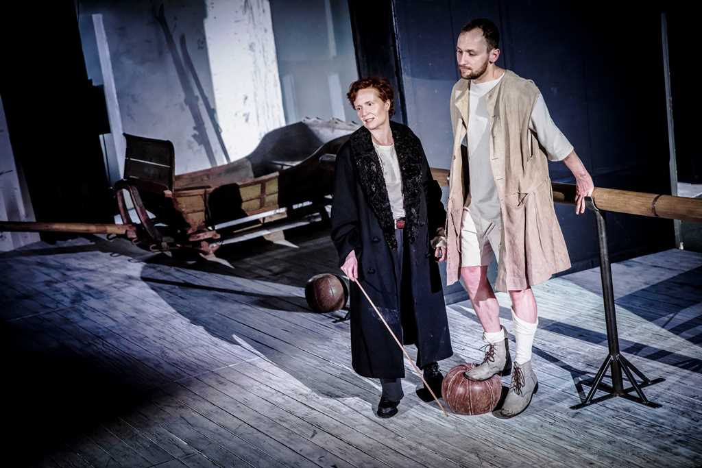 Dominika Kluźniak (K.), Paweł Tomaszewski (Barnabas). Fot. Krzysztof Bieliński Dominika Kluźniak (K.), Paweł Tomaszewski (Barnabas). Fot. Krzysztof Bieliński