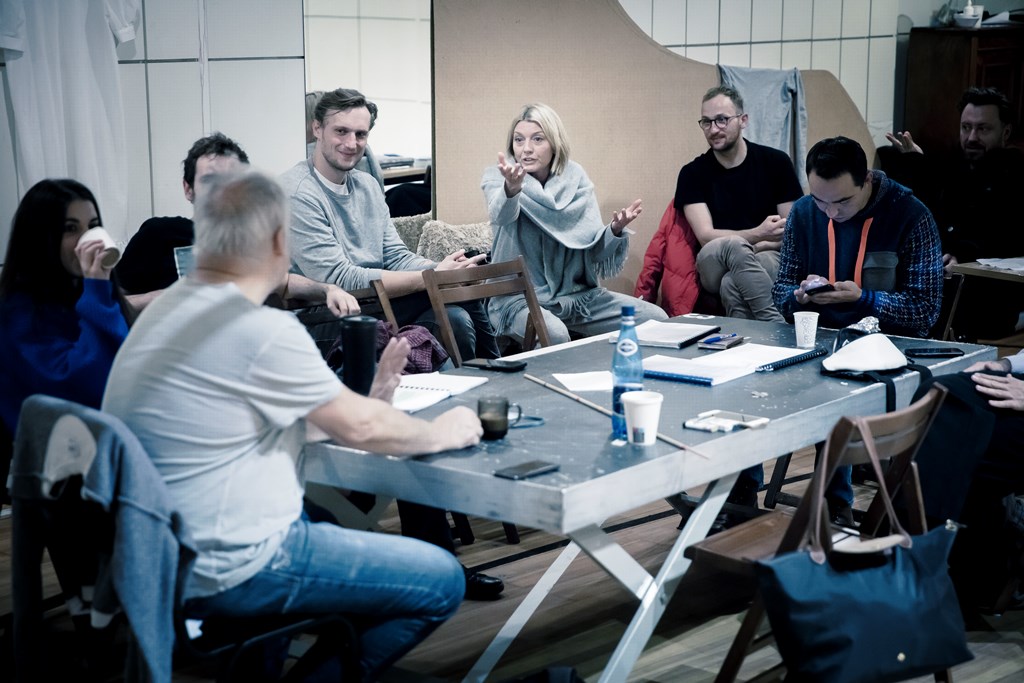 Próby do ZAMKU: Paweł Miśkiewicz (reżyser), Justyna Kowalska, Kacper Matula, Karol Dziuba, Edyta Olszówka, Paweł Tomaszewski, Marcin Przybylski, Adam Szczyszczaj. Fot. Krzysztof Bieliński 